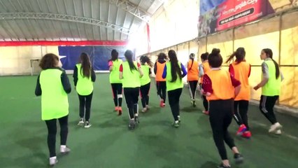 لاعبات كرة قدم يتحدين المجتمع في شمال شرق سوريا ويحصدن البطولة