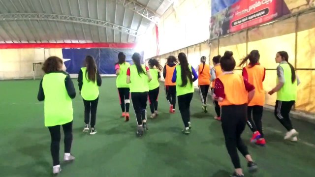 لاعبات كرة قدم يتحدين المجتمع في شمال شرق سوريا ويحصدن البطولة