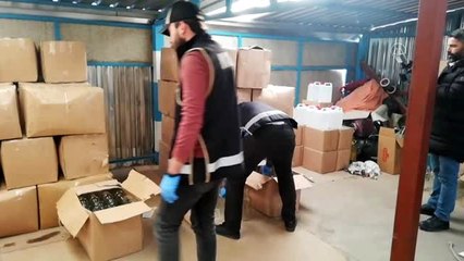 İzmir'de bir depoda yaklaşık bin 500 litre etil alkol ele geçildi