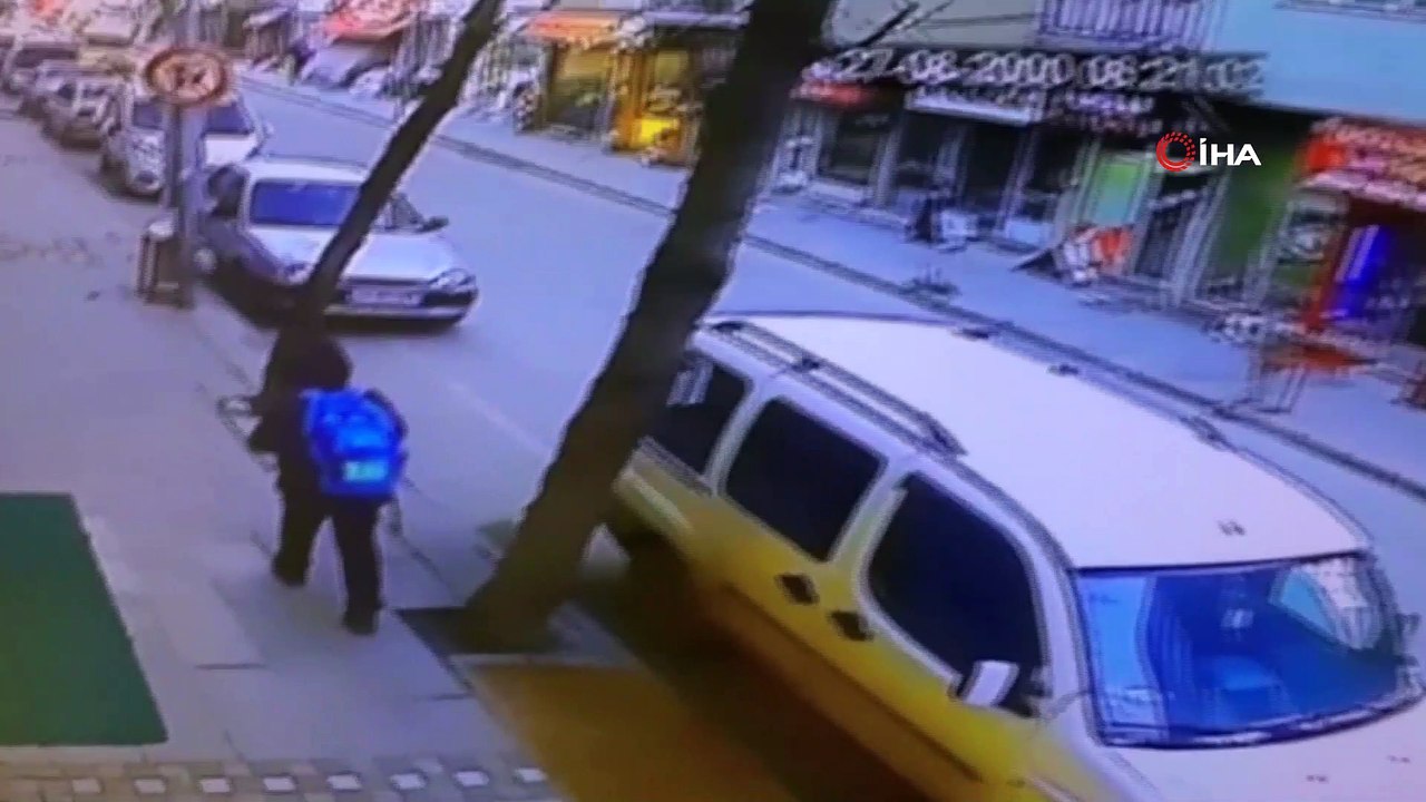 Otomobil düz yolda böyle takla attı: 2 yaralı