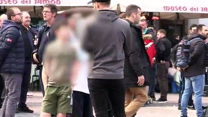 Menores del Liverpool bebiendo alcohol en la Plaza Mayor de Madrid