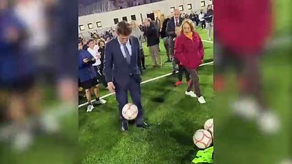 Martínez-Almeida dando toques al balón