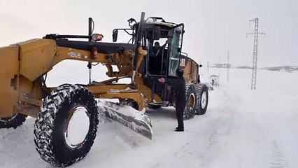 Kar ve tipi nedeniyle yolda mahsur kalan 13'ü öğrenci 15 kişi kurtarıldı - AĞRI