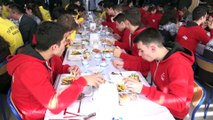Çavuşoğlu, Türkiye Voleybol Federasyonunu  ve Spor Lisesi'ne ziyaret etti - ANKARA