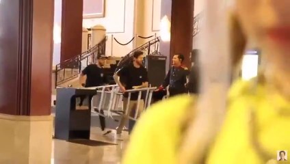 Il nous montre une technique imparable pour entrer dans un endroit gratuitement !