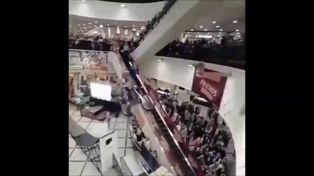 Un biker tente une cascade très risquée dans ce centre commercial... ça passe juste