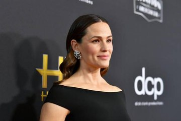 Jennifer Garner Turned a Moving Walkway Into Her Own Ballet Stage