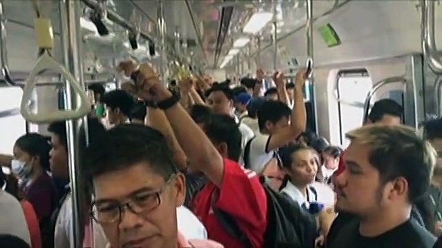 Alamin ang kwento ng MRT boy na nag-viral online