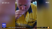 [뉴스터치] 맥주잔에 빠진 도마뱀, 인공호흡으로 살린 남성