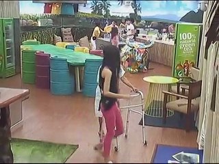 Nanay Pina, masayang nakipag-kwentuhan sa mga Housemates