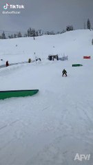 Criança falha salto em esqui e mãe não aguenta com o resultado