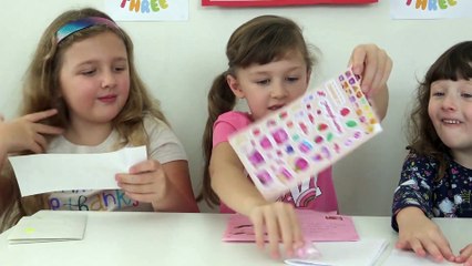 Sophia, Isabella e Alice  Lendo Cartas