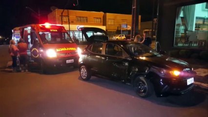 Video herunterladen: Colisão entre Fiat Argo e Honda Biz deixa jovem de 22 anos ferido na Avenida Carlos Gomes