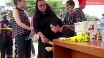 Tangis Karen Pooroe Saat Saksikan Proses Autopsi Anaknya