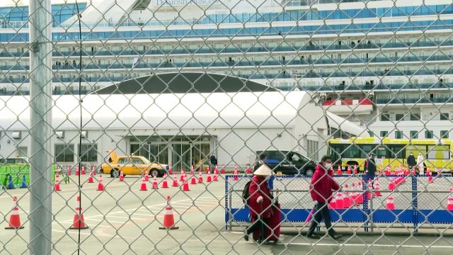 Pasajeros del crucero Diamond Princess desembarcan tras cuarentena en Japón