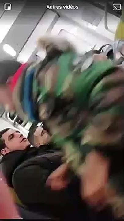 Ces jeunes hommes tentent de voler dans le métro