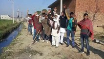 कैरानाः जलभराव की समस्या से परेशान ग्रामीणों ने किया प्रदर्शन, बाईपास बनवाने की मांग की