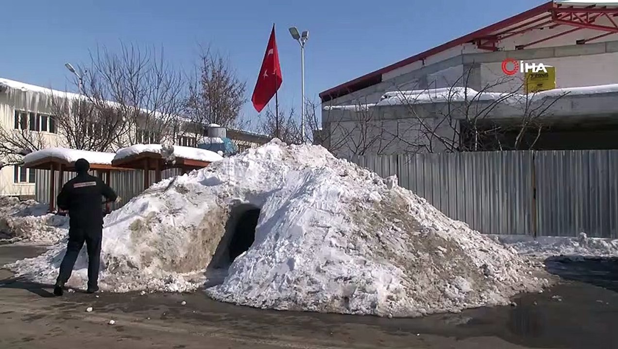 3 arkadaş fabrikanın ortasına kardan ev yaptı...Molalarda çay keyfi yapıyorlar