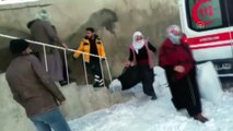 Ağrı'da ekipler yolu kardan kapanan köylerdeki hastalar için seferber oldu
