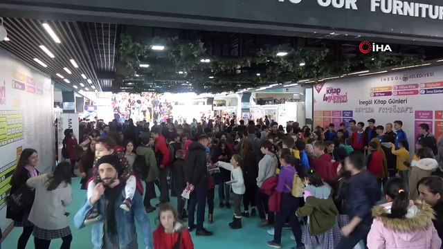 Telefonu bırakıp kitap okuyana okudukları kitap hediye