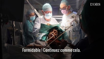 Une violoniste joue de son instrument pendant son opération du cerveau