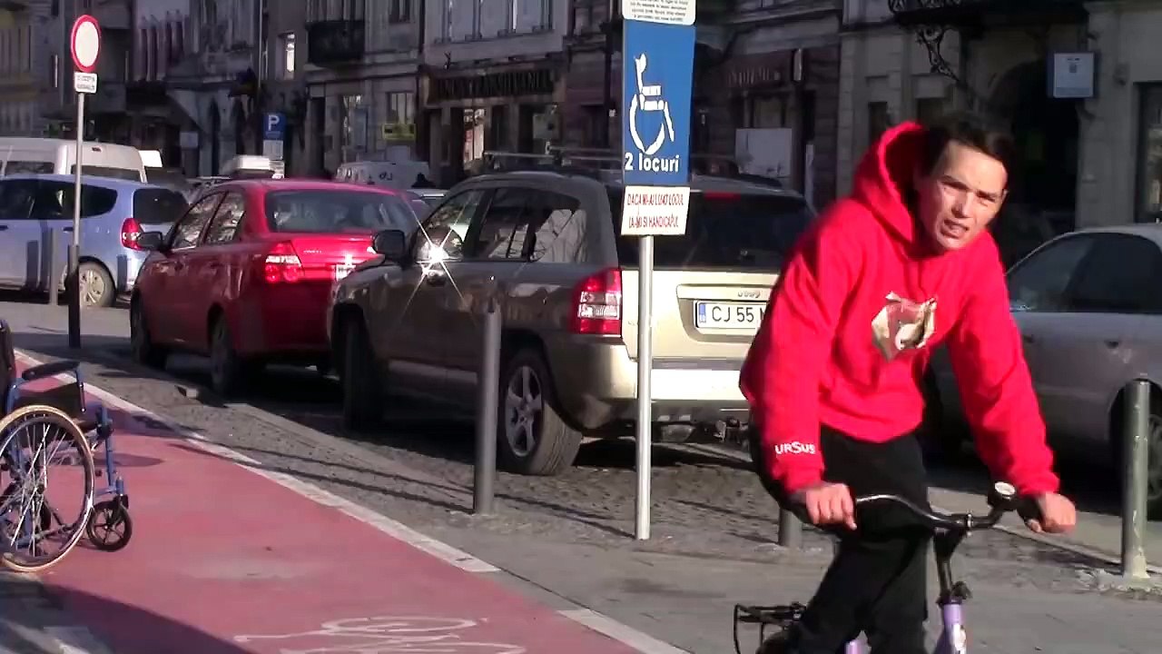 Ces conducteurs reçoivent une bonne leçon après s’être garés sur un parking réservé aux personnes handicapées.