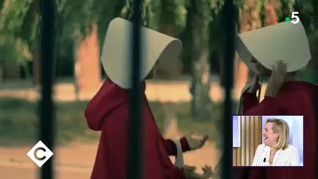 L'actrice de The Handmaid's Tale Elisabeth Moss réagit dans C à vous à la parodie de la série faite par Florence Foresti - VIDEO