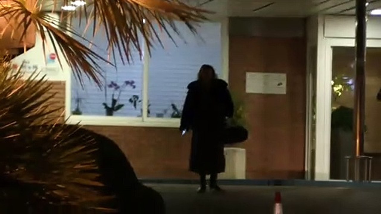 Ana Obregón abandonando el hospital en el que está ingresado su hijo Álex Lequio