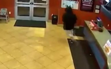 Soyguncu restoranda yemek yiyen polislere yakalanınca…