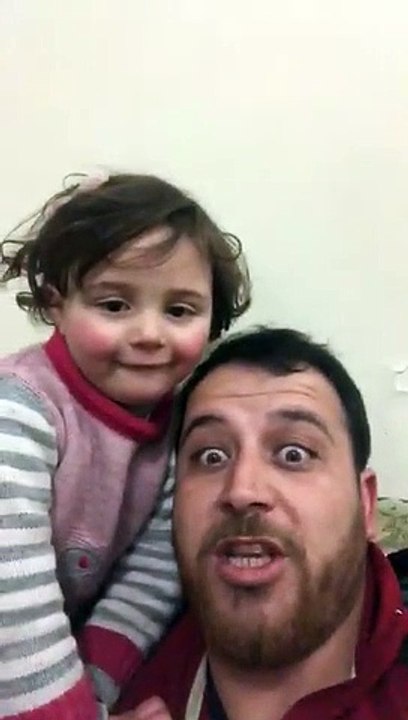 Un père de famille avait inventé un jeu pour distraire sa fille de 4 ans  du bruit constant des bombardements