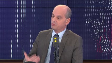 "J'ai empêché 27 ouvertures d'écoles à la rentrée dernière", affirme Jean-Michel Blanquer, ministre de l'Éducation nationale. "Je dis aux maires : 'nous sommes à vos côtés'".