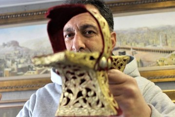 Şehir şehir gezip topladığı takunyaları tarihi dizilere kiralıyor