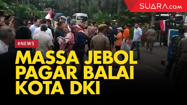 Demo di Balai Kota, Massa Rusuh Jebol Pagar Balai Kota Minta Ketemu Anies