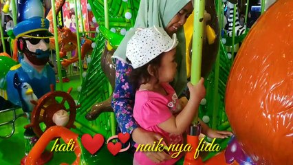 Fida lagi senang bermain mobil mobilan di pesona square depok.playground
