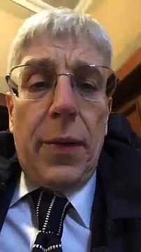 Mario Giordano avanti alla casa della signora luigia che dev’essere sfrattata a 94 anni. Con che coraggio?