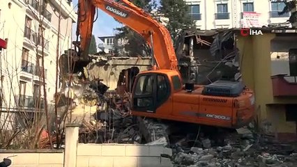 Büyükçekmece’de riskli 2 bina daha yıkıldı