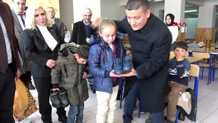 Van erciş'te, ilkokul öğrencilerine mont ve bot dağıtıldı