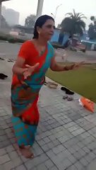 ஏரோபிக், சால்சா தெரியும்.. இது என்ன டைப் எக்சசைஸுனே தெரியலையே.. பார்த்தாலே பயங்கரமா இருக்கே! - வீடியோ