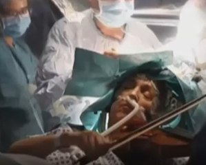 Ameliyat sırasında keman çaldı