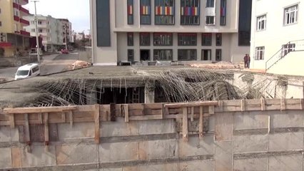 İnşaatta beton kalıbı çöktü: 3 yaralı