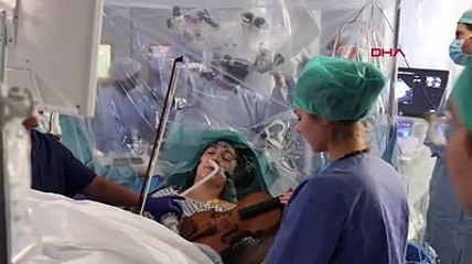 Ameliyat olurken keman çaldı