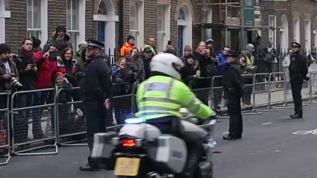 La reina Isabel inaugura un centro hospitalario en una fecha crítica para la Corona