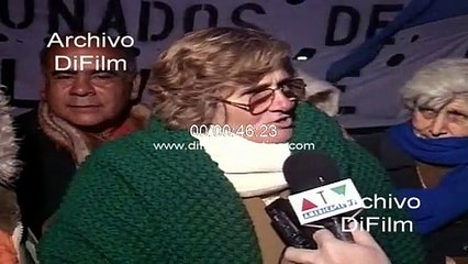 Norma Pla junto a jubilados protestan en la Plaza de Mayo 1991