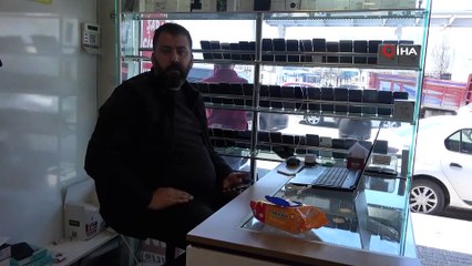 Dükkandaki cep telefonlarını çalan hırsızın rahatlığı 'pes' dedirtti