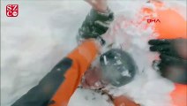 Çığ altında kalan kadın kayakçıları böyle kurtardılar