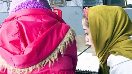 رسامة أفغانية معوقة تتحدى المجتمع وتفتتح مركزا لتعليم الفنون
