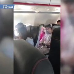 تلحفا بالبلاستك على متن الطائرة خوفاً من كورونا