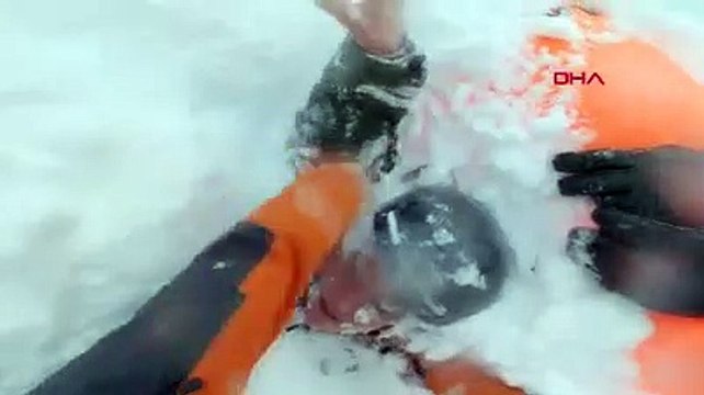 Çığ altında kalan kadınların kurtarılma anı kamerada