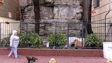 16 asırlık tarihi yapı 2 binanın arasında kaldı