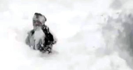 Çatıdaki karı temizlerken az daha canından oluyordu